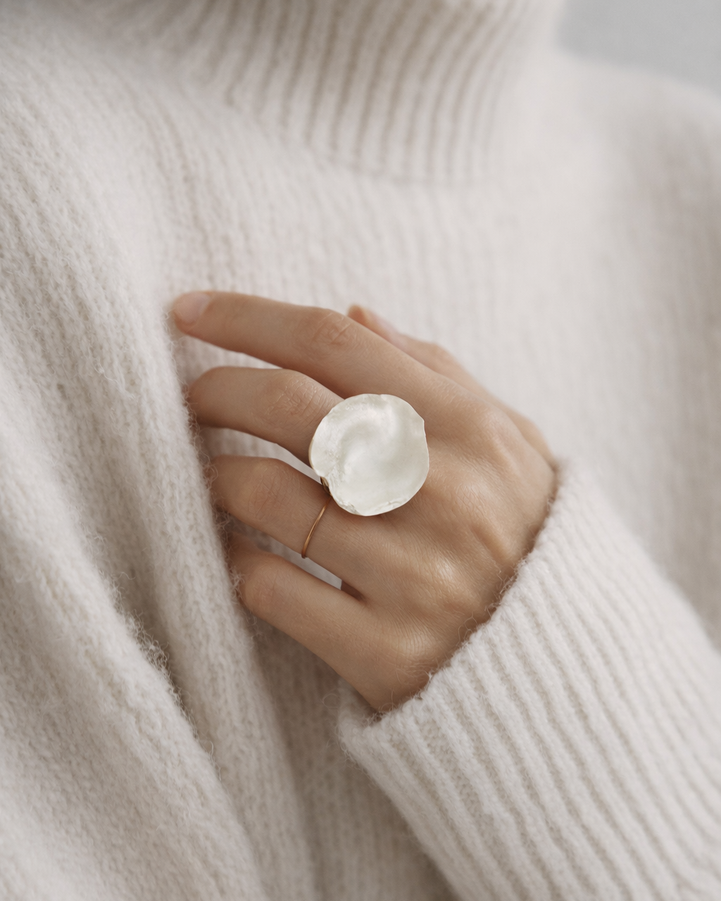 Ostron ring av invasiva ostron. Oyster ring made of invasive oysters. Oyster Statement ring